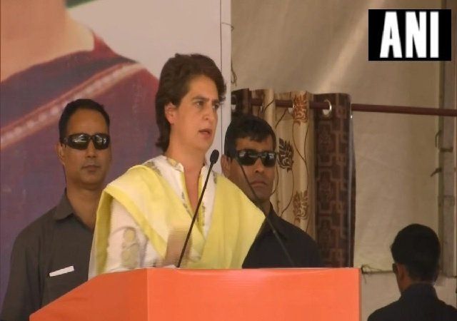महाराजगंज की धरती से बोलीं प्रियंका, मोदी सरकार ने चुनाव आयोग को किया कमजोर
