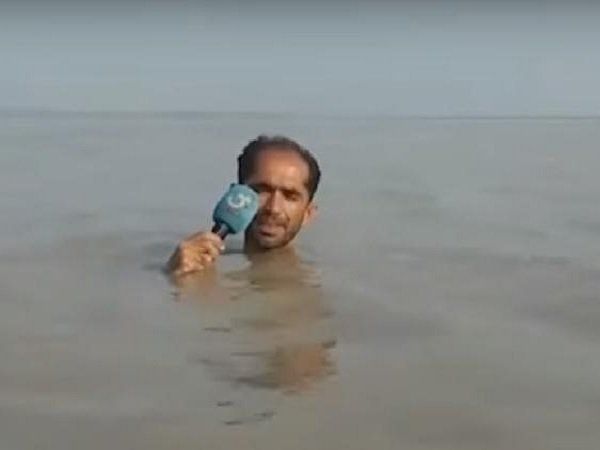 Pakistan Reporter in water Video Viral