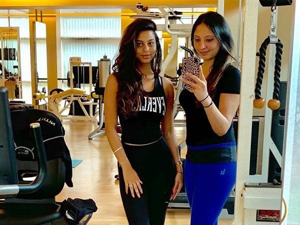suhana khan with her belly trainer