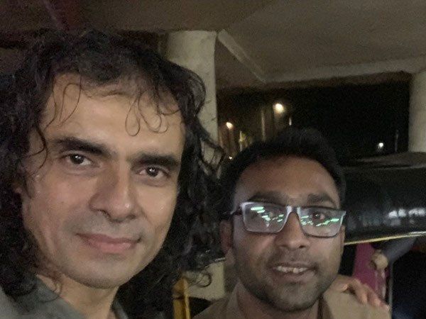 Imtiaz ali share photo with rickshaw driver