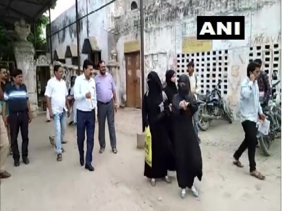 यूपी: बुर्का पहनकर कॉलेज गई लड़कियों को भगाया, प्रिंसिपल पर छड़ी दिखाने का आरोप