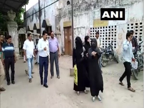 UP Firozabad students wearing burqa were denied entry to SRK College