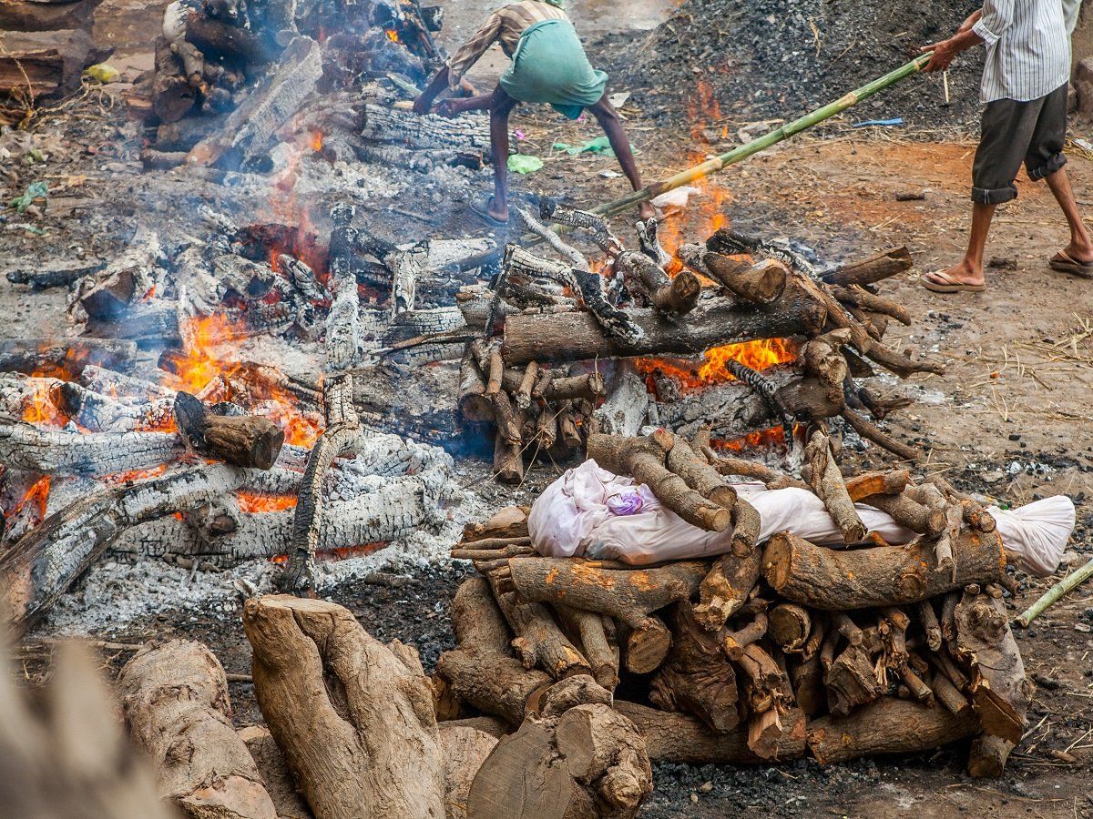 महिला की चिता के साथ शख्स को जिंदा जलाया, जादू-टोना करने का लगाया था ...