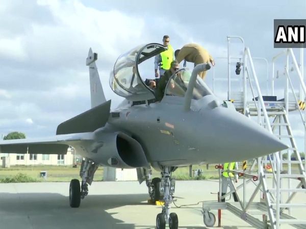 Defense Minister Rajnath Singh in the first Rafale of the Indian Air Force