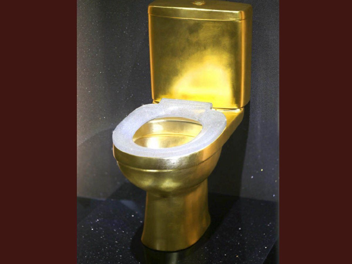 Gold Diamond toilet, इंटरनेट पर वायरल हुआ सोने से बना टॉयलेट, सीट पर