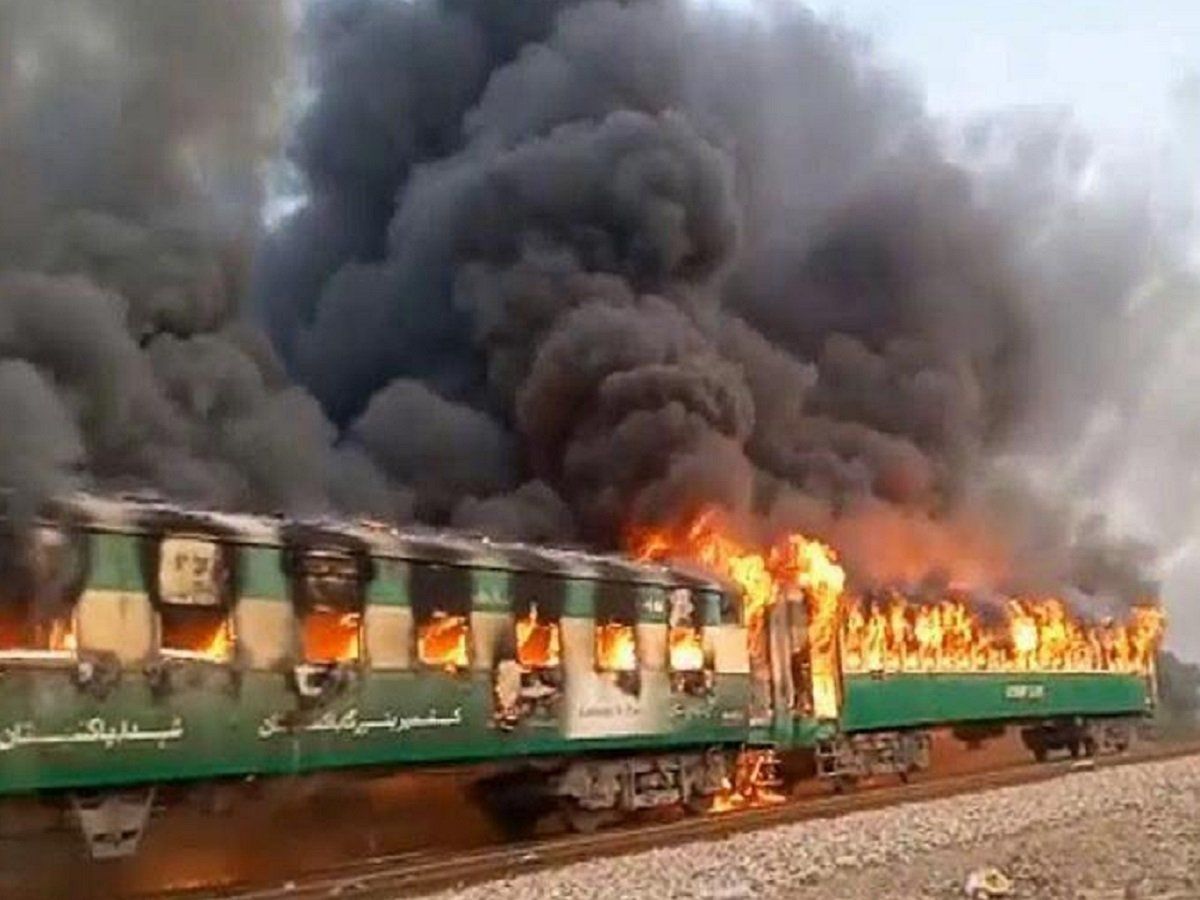 Pakistan: कराची-रावलपिंडी तेजगाम एक्सप्रेस ट्रेन में लगी भीषण आग, 65 यात्रियों की मौत, कई घायल