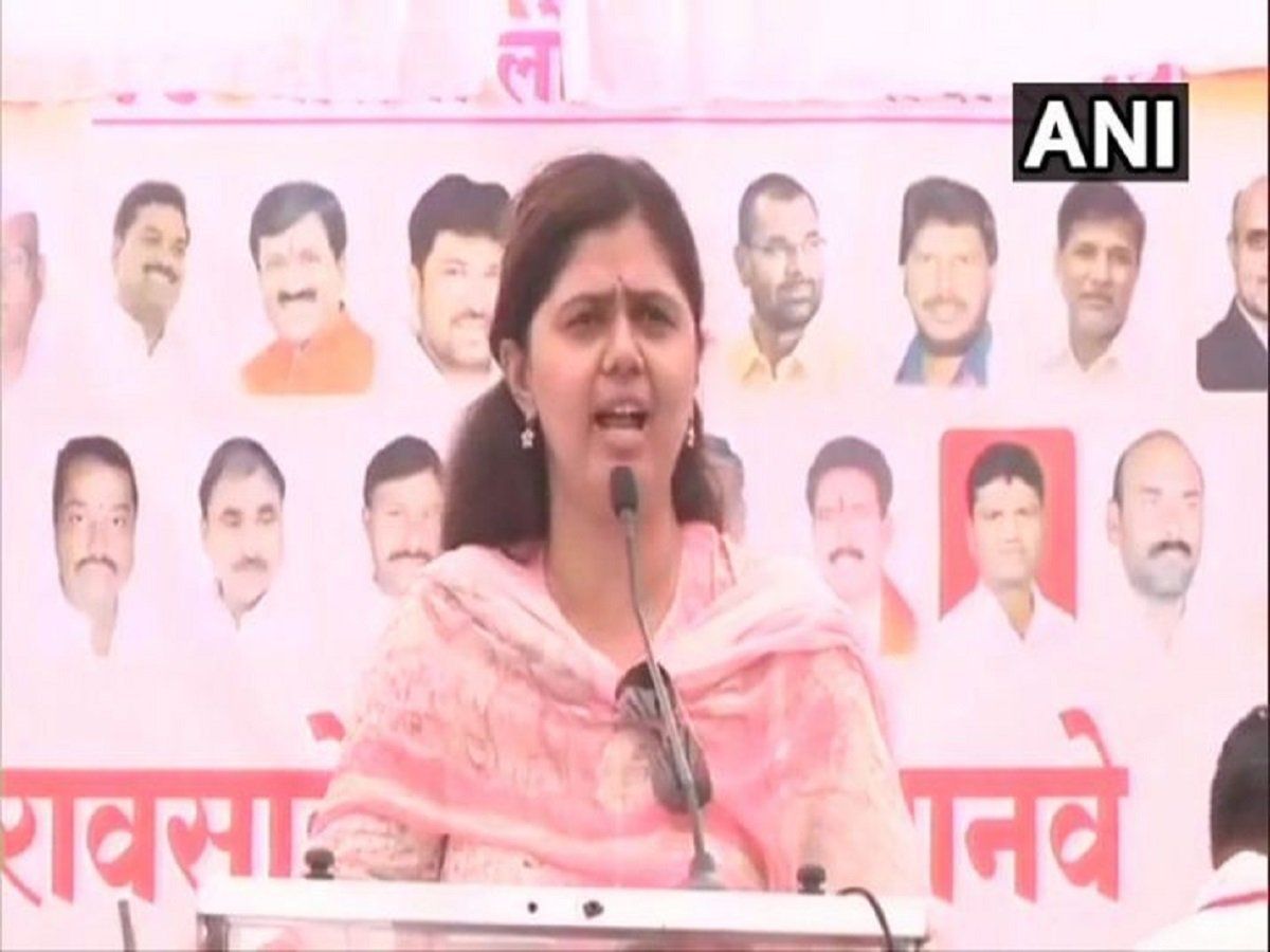 Maharashtra: चचेरे भाई से हार गईं पंकजा मुंडे, फडणवीस सरकार में थीं मंत्री