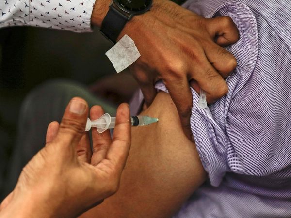 वैक्सीन लगने वाली जगह क्यों होती है सूजन, जलन? ये हैं आपके कुछ सवालों के जवाब