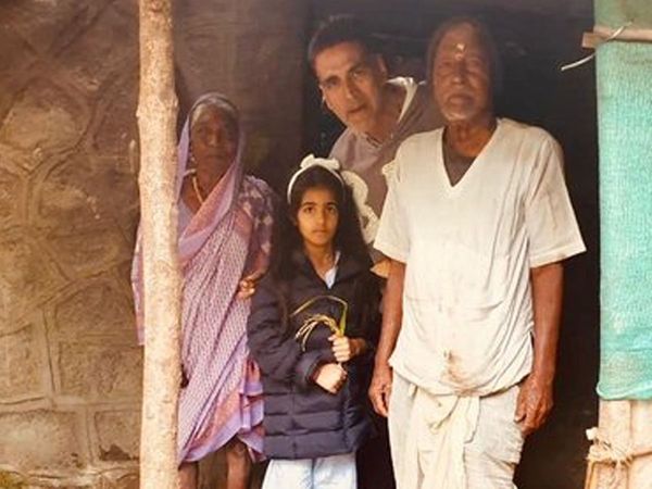 Housefull 4 Actor Akshay Kumar Eat Food With Daughter Nitara in Poor Couple house