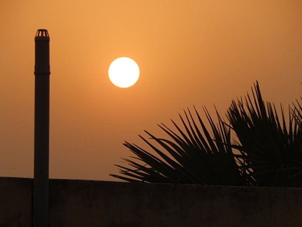 offer water to setting sun during chhath puja