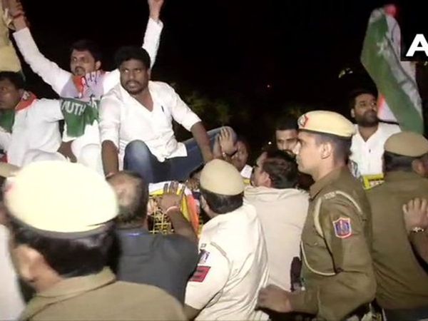Congress workers protest near residence of Amit Shah against removal of SPG protection to gandhi family