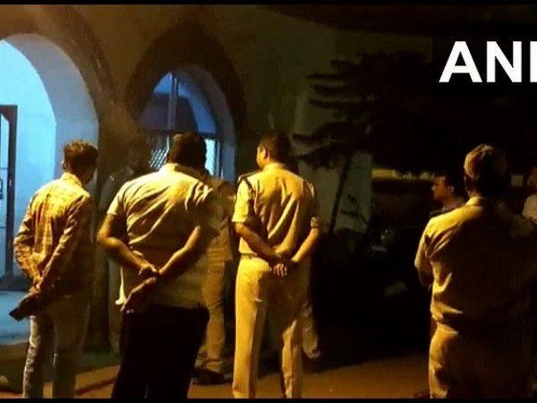 गोरखपुर: पुलिस कॉन्सटेबल ने थाना परिसर में अपने बेटे को मारी गोली, मौके पर ही हुई मौत