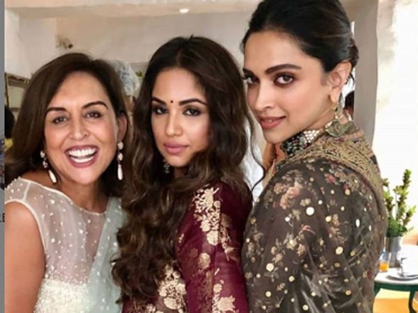 Deepika Padukone in Friend's Mehendi
