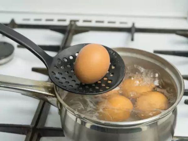 How to cook egg, How to boil eggs, how to boil eggs without breaking, how to boil eggs without cracking, how to boil eggs without cracking in hindi