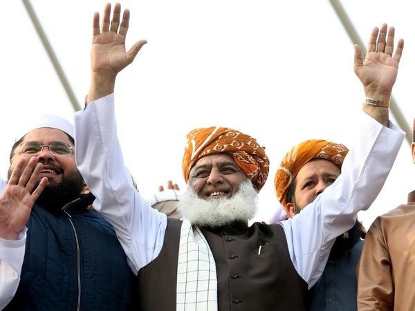 Maulana Fazlur Rehman 'Azadi March' en route to Islamabad, will Imran Khan resign?