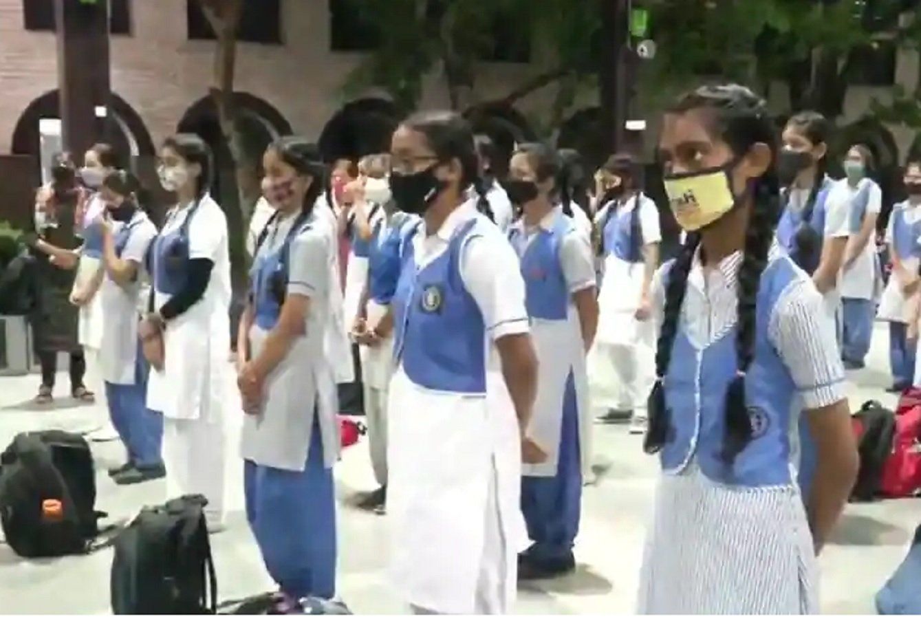 कोविड की तीसरी लहर की आशंका के बीच कितना सही है स्कूलों को खोलना? AIIMS चीफ से जानिये अपने सवालों के जवाब