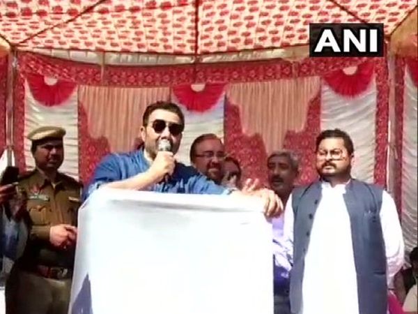 Sunny Deol delivers his famous film dialogues to seek votes
