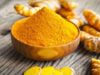 हल्दी से घर पर ही गोल्ड फेशियल तैयार करें।